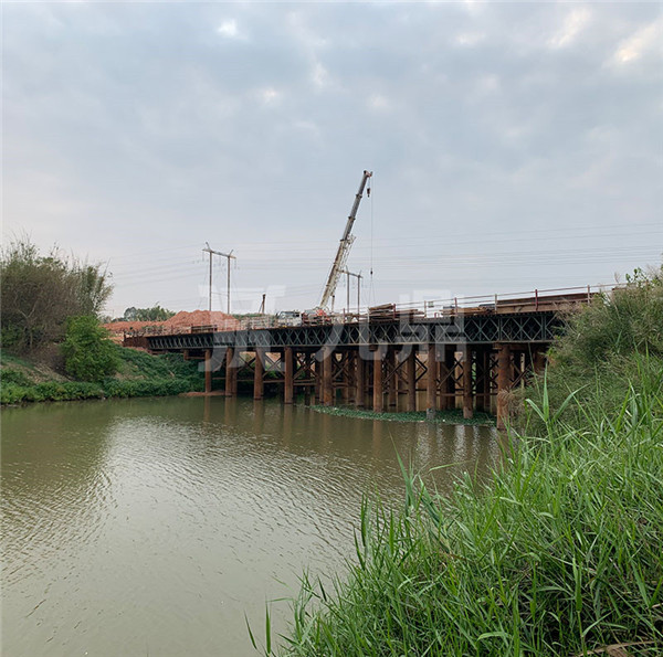 上(shang)承(cheng)式(shi)8米寬鋼便橋(qiao)