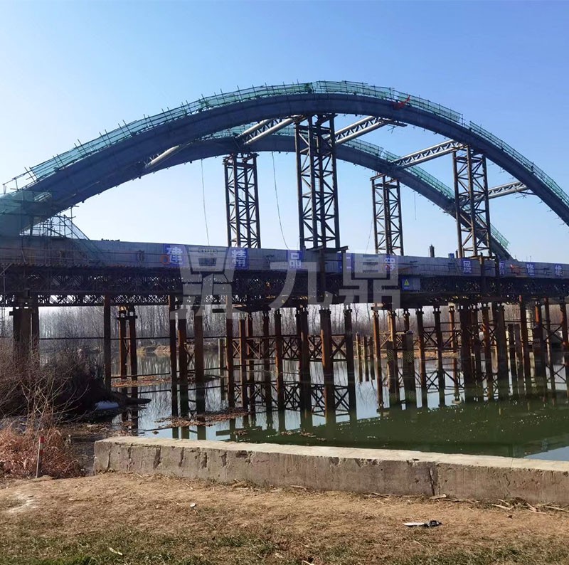 貝雷(lei)橋(qiao)安裝(zhuang)時(shi)絃桿(gan)的(de)支(zhi)撐(cheng)