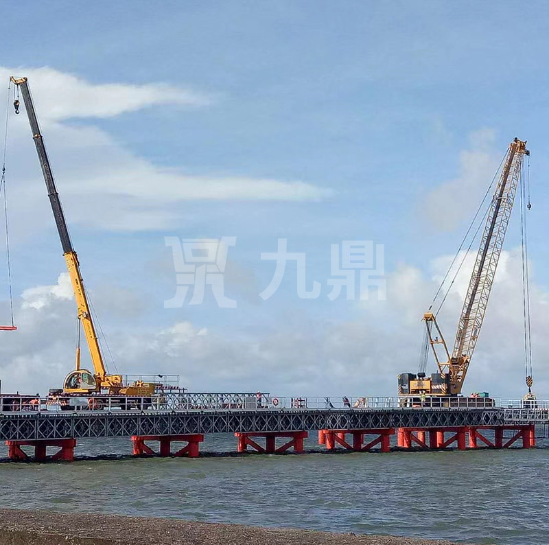 貝(bei)雷橋安(an)裝后(hou)進行(xing)調(diao)直校(xiao)整(zheng)
