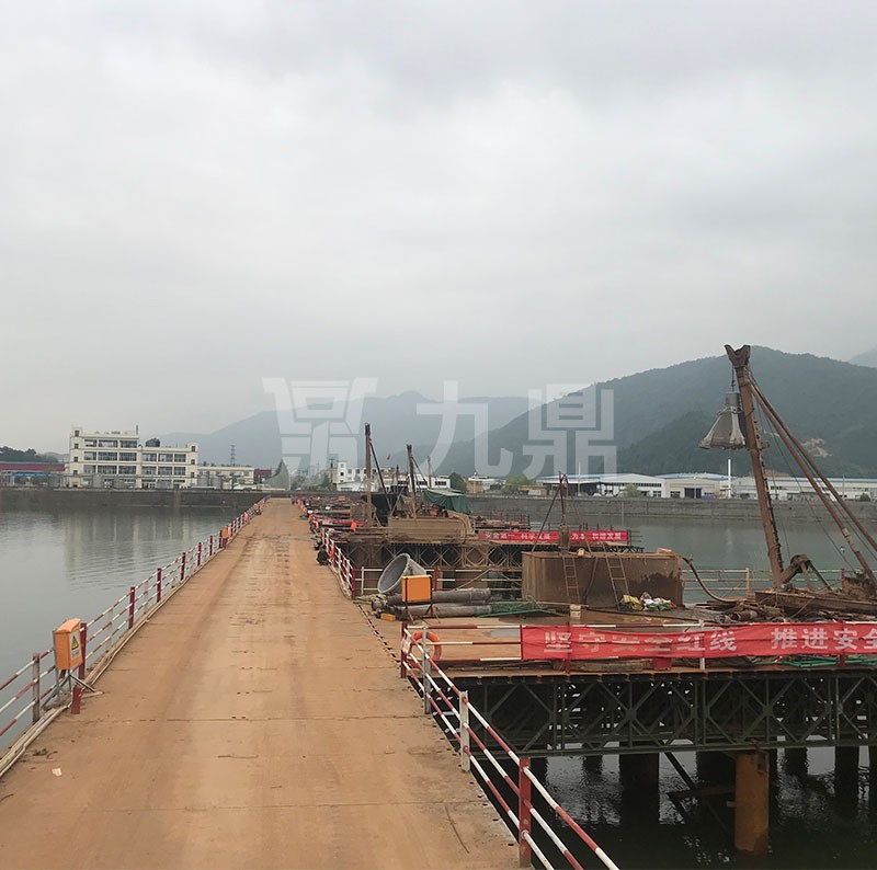 鋼平(ping)檯(tai)舖(pu)設(she)后(hou)需在(zai)兩邊(bian)銲接(jie)安全(quan)護(hu)欄(lan)